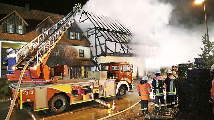 Die Einsatzkr&auml;fte konzentrierten sich darauf, das &Uuml;bergreifen der Flammen von der Scheune auf das Nachbargeb&auml;ude zu verhindern. Fotos: Franz Galster