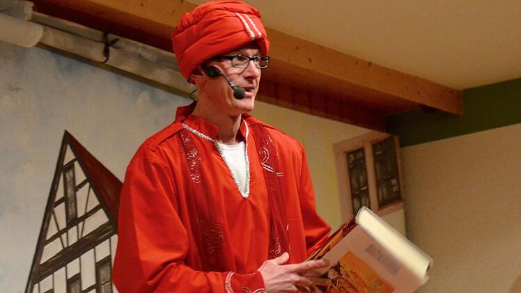 Moderator des Abends war Volker Hahn, der aus seinem Märchenbuch zu erzählen wusste. Foto: Kathrin Kupka-Hahn