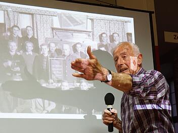 Rudolf Hannawacker mit einem Bild seiner Fußballfreunde. Foto: Arkadius Guzy