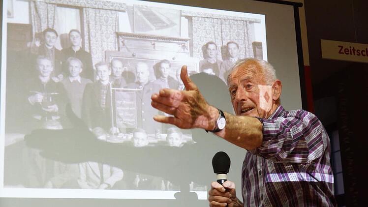 Rudolf Hannawacker mit einem Bild seiner Fußballfreunde. Foto: Arkadius Guzy