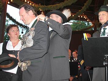 Vergangenes Jahr übernahm Matthias Kümmet (2. v.l.) die Aufgabe, dem neuen Regenten die Königskette umzuhängen, dieses Jahr wurde die schwere Kette von Schatzmeister Matthias Steller (2. v.r.) befestigt. Rechts Schützenmeister Frank Jungkunz, links Schatzmeisterin Thea Xynos, die die Schießergebnisse verlas.  Foto: Friedwald Schedel