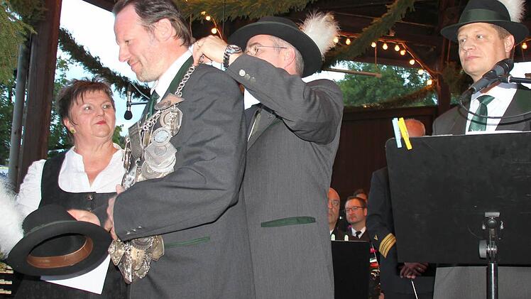 Vergangenes Jahr übernahm Matthias Kümmet (2. v.l.) die Aufgabe, dem neuen Regenten die Königskette umzuhängen, dieses Jahr wurde die schwere Kette von Schatzmeister Matthias Steller (2. v.r.) befestigt. Rechts Schützenmeister Frank Jungkunz, links Schatzmeisterin Thea Xynos, die die Schießergebnisse verlas.  Foto: Friedwald Schedel