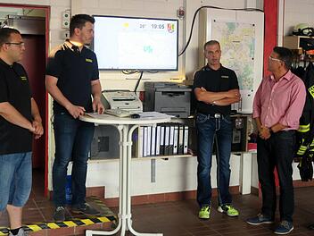 Sebastian Hörrlein (von links), Vorsitzender Thomas Lay, Martin Kalb, Bürgermeister Karsten Fischkal und Kommandant Jürgen Hörrlein stellten das neue System im Feuerwehrgerätehaus vor.  Fotos: Johanna Blum