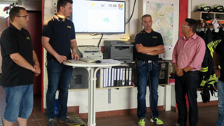 Sebastian Hörrlein (von links), Vorsitzender Thomas Lay, Martin Kalb, Bürgermeister Karsten Fischkal und Kommandant Jürgen Hörrlein stellten das neue System im Feuerwehrgerätehaus vor.  Fotos: Johanna Blum