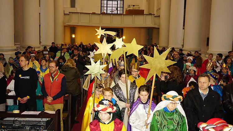 Die Sternsinger ziehen in die Bad Neustädter Stadtpfarrkirche Mariä Himmelfahrt ein. Foto: Marion Eckert