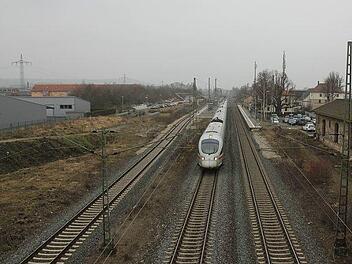 Für den Baiersdorfer Stadtteil östlich (links) der Bahnlinie gibt es Pläne für den Bau von 40 neuen Wohnungen.  Foto: DB AG/Daniel Kirchhof
