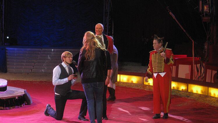 Matthias Ceming aus Bad Kissingen macht in der Manege seiner geliebten Bettina Andretter einen Heiratsantrag. Foto:   Susanne Matzenau