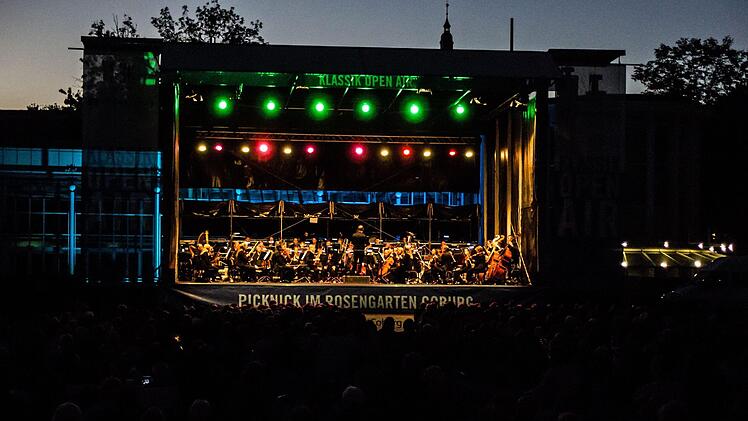 Tausende von Zuhörern bejubelten das Philharmonische Orchester des Landestheaters Coburg unter Leitung von Roland Kluttig  beim Klassik-Open-Air im Rosengarten.Foto: Jochen Berger
