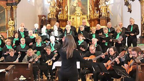 Die "Waldeslust Zeckern" mit dem Zupforchester "musica a corda"