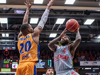 Auch das machte am Sonntagabend den Unterschied: Austin Hollins (links) kam mit acht Dreiern auf 31 Punkte für Vechta, Tyrese Rice mit vier Dreiern auf 18 Zähler für Bamberg. Fotos: Christian Becker