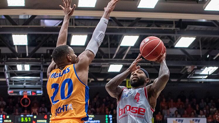 Auch das machte am Sonntagabend den Unterschied: Austin Hollins (links) kam mit acht Dreiern auf 31 Punkte für Vechta, Tyrese Rice mit vier Dreiern auf 18 Zähler für Bamberg. Fotos: Christian Becker