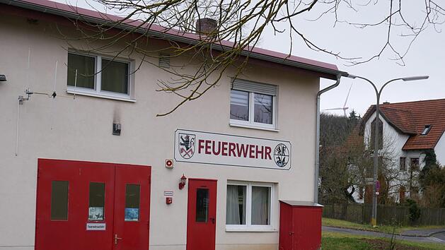 Das derzeitige Feuerwehrhaus mit dem dar&uuml;ber liegenden Sch&uuml;tzenhaus: Einst als Raiffeisen-Lagergeb&auml;ude gebaut, entspricht es nicht mehr aktuellen Anforderungen f&uuml;r das Feuerwehrwesen. Darauf machte Kommandant Dominik Englert bei der Jahreshauptversammlung aufmerksam. Foto: Daniel Wiener