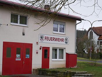 Das derzeitige Feuerwehrhaus mit dem darüber liegenden Schützenhaus: Einst als Raiffeisen-Lagergebäude gebaut, entspricht es nicht mehr aktuellen Anforderungen für das Feuerwehrwesen. Darauf machte Kommandant Dominik Englert bei der Jahreshauptversammlung aufmerksam. Foto: Daniel Wiener
