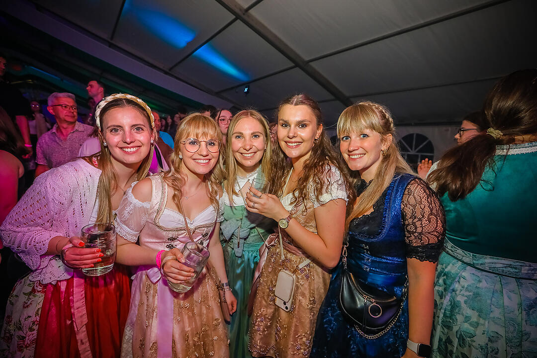Samstagsparty im Festzelt!