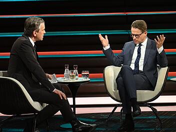 Markus Lanz (links) war sichtlich &uuml;berrascht von Carsten Linnemanns &Auml;u&szlig;erungen zu m&ouml;glichen Steuererh&ouml;hungen.