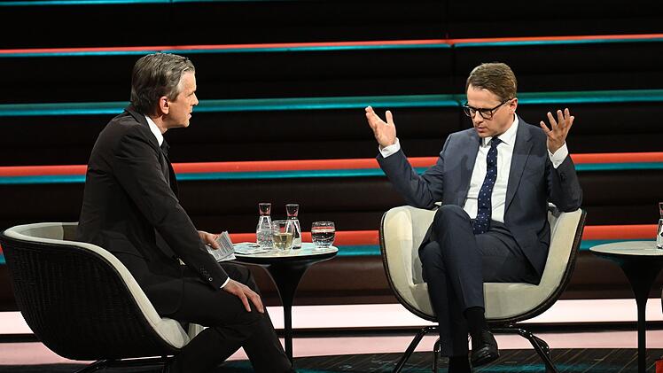 Markus Lanz (links) war sichtlich &uuml;berrascht von Carsten Linnemanns &Auml;u&szlig;erungen zu m&ouml;glichen Steuererh&ouml;hungen.