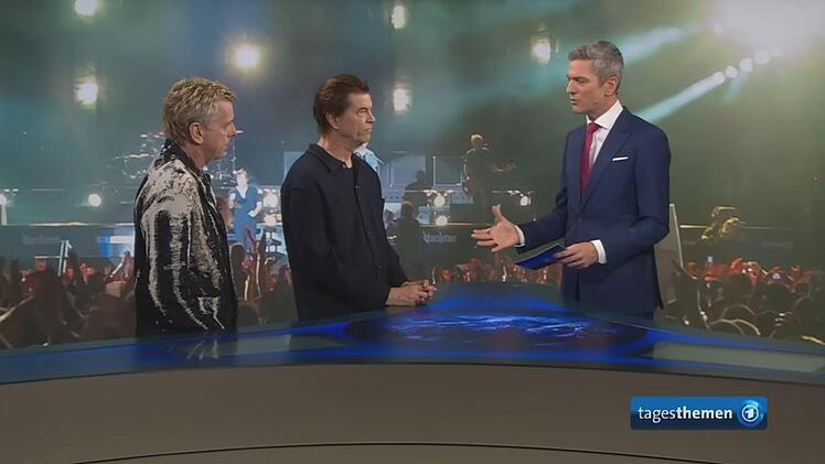In den "tagesthemen" hat Ingo Zamperoni (r.) mit dem Bassisten Andi Meurer (l.) und S&auml;nger Campino gesprochen.
