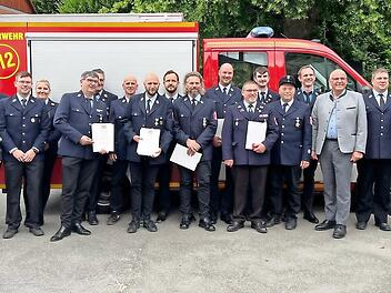 Ehrungen standen auf dem Feuerwehrtag an (v.&nbsp;l.): Christian M&uuml;ller, Stephan Herbst, Michael W&ouml;lker, Patrick Brendel, Felix Schnitzerlein, Sabrina P&ouml;hlmann, Manfred Rusche (40 Jahre), Heinrich W&ouml;lfel, Dritter B&uuml;rgermeister Reiner Ziegler, Sebastia...