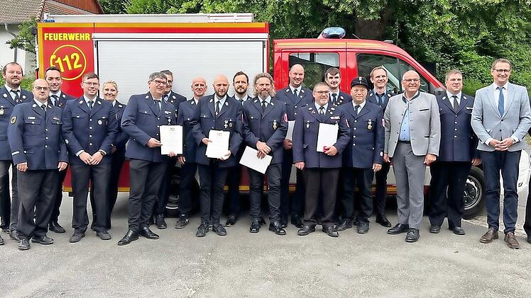 Ehrungen standen auf dem Feuerwehrtag an (v.&nbsp;l.): Christian M&uuml;ller, Stephan Herbst, Michael W&ouml;lker, Patrick Brendel, Felix Schnitzerlein, Sabrina P&ouml;hlmann, Manfred Rusche (40 Jahre), Heinrich W&ouml;lfel, Dritter B&uuml;rgermeister Reiner Ziegler, Sebastia...