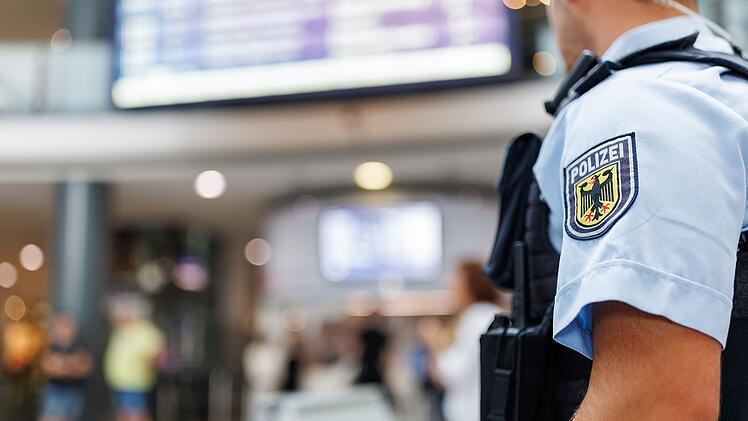 Polizist im N&uuml;rnberger Hauptbahnhof