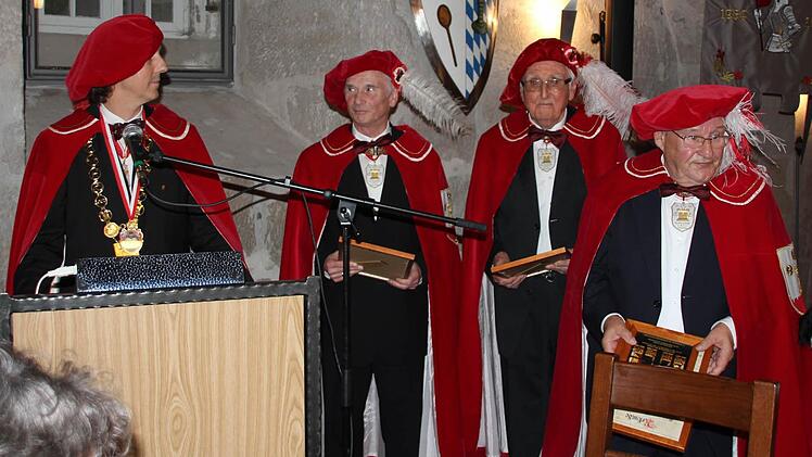 Großmeyster Sigi die Kleydermotte (links) ernannte (von links): Gerwin den Zauderer, Siegfried den Freimaurer und Gerd das Sparschwein zu Erzryttern. Foto: Friedwald Schedel
