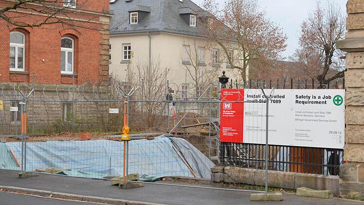 Hier haben die Vereinigten Staaten auch künftig die Hoheit: Bautafel am Rande der ehemaligen Kaserne.   Foto: Ronald Rinklef