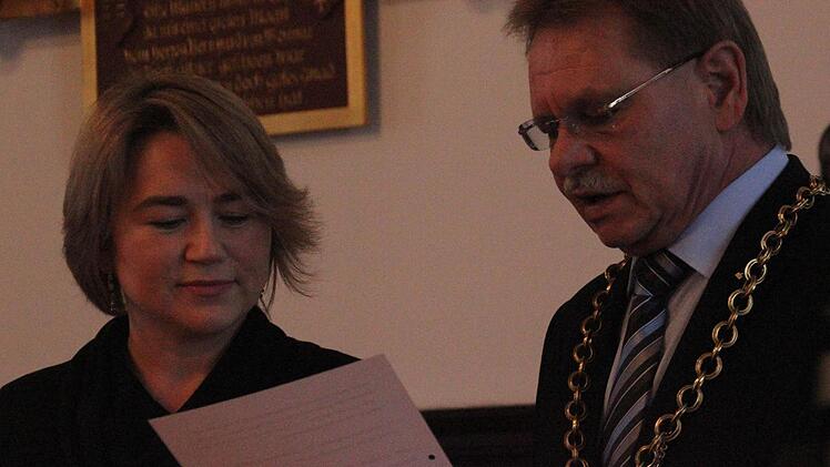 Bürgermeister Wolfgang Beiergrößlein vereidigt die neue Ortssprecherin aus Vogtendorf, Claudia Wellach. Foto: Marco Meißner