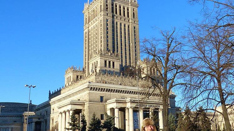 Das Geschenk Stalins: Der gigantische Kulturpalast mitten in Warschau. Mit echter Fellmütze steht Wagner vor dem Wahrzeichen. Foto: Manfred Wagner