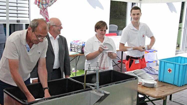 Fleißige Helfer waren nötig, um zum Beispiel wieder für sauberes Geschirr zu sorgen.  Foto: Helmut Will