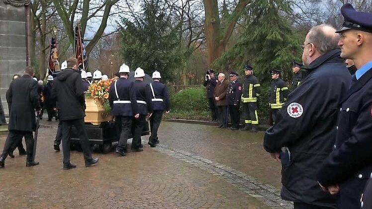 Feuerwehrler und BRKler boten das letzte Geleit auf dem Erlanger Zentralfriedhof.  Foto: Michael Busch