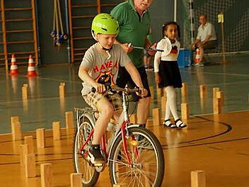 Geschick fordert das Fahren durch den "Achter", aber Marc Pollmann schafft es unter den strengen Augen der Prüfer.