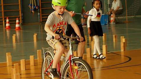 Geschick fordert das Fahren durch den "Achter", aber Marc Pollmann schafft es unter den strengen Augen der Prüfer.