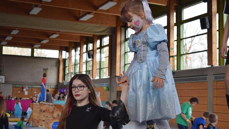 Hier balanciert Prinzessin Laura, fünf Jahre alt, über den Parcours. Foto: Daniela Pondelicek