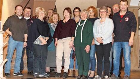 Der neue Vorstand und Ausschussmitglieder mit dem verabschiedeten Otto Degenbeck (2. von links) Foto: privat