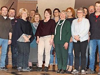 Der neue Vorstand und Ausschussmitglieder mit dem verabschiedeten Otto Degenbeck (2. von links) Foto: privat