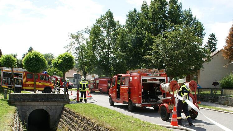 Wie viel Löschwasser kann man in Trockenzeiten wie derzeit aus der Aurach entnehmen? Das war die zentrale Frage der Übung beim Gemeindefeuerwehrtag Oberaurach in Unterschleichach. Foto: Sabine Weinbeer