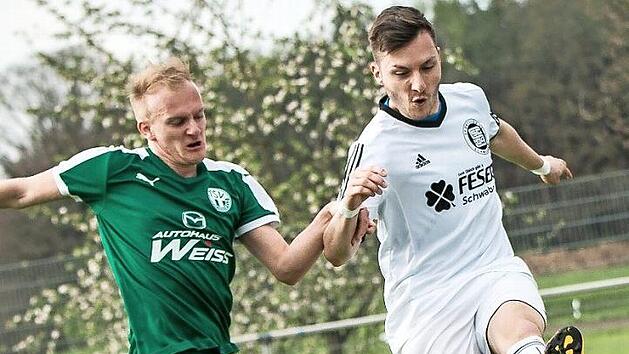 Im zweiten Saisonspiel treffen Daniel Hacker (l.) und der TSV Neudrossenfeld vor heimischem Publikum auf die SG Quelle F&uuml;rth, ein weiteres Spitzenteam der Landesliga Nordost.  Foto: Alexander Muck/Archiv