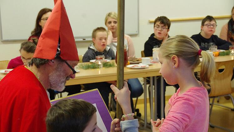 Der Nikolaus besuchte die Petra-Döring-Schule in Kronach. Foto: Marco Meißner