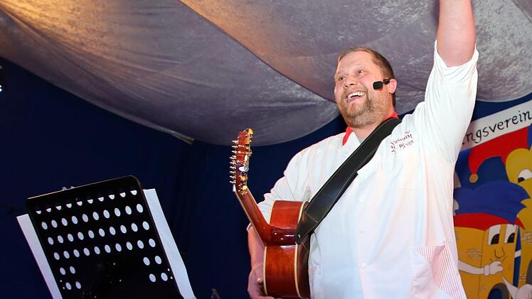 Er kam, sang und gewann - die Herzen der Zuschauer: Metzgermeister Markus Brehm (Dietersdorf). Foto: Bettina Knauth