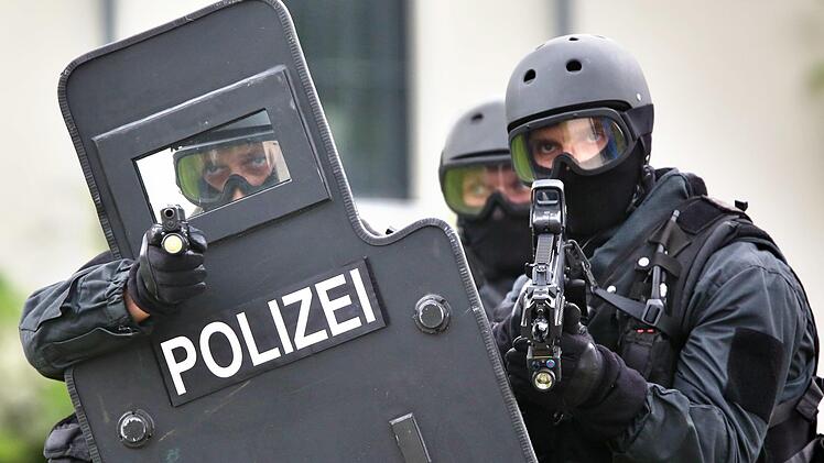 Zu einem SEK-Einsatz in Rötenbach an der Pegnitz (Landkreis Nürnberger Land) ist es am Samstagabend gekommen. Symbolfoto: Jan Woitas/dpa