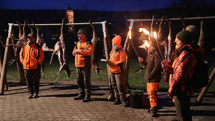 Jägerromantik pur: Im Schein der Fackeln versammeln sich die Teilnehmer vor den zur Strecke gebrachten Sauen und  Rehen.
