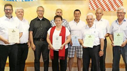 Die Geehrten mit Funktion&auml;ren (v.&nbsp;l.): Werner Schneider, Matthias K&uuml;gel, Michael Kn&ouml;rlein, Birgit Hauenstein, Markus Schmitt, Michael Wagner, Lorenz Grillmeier, Hans Galster und Hans Schmitt Foto: Franz Galster