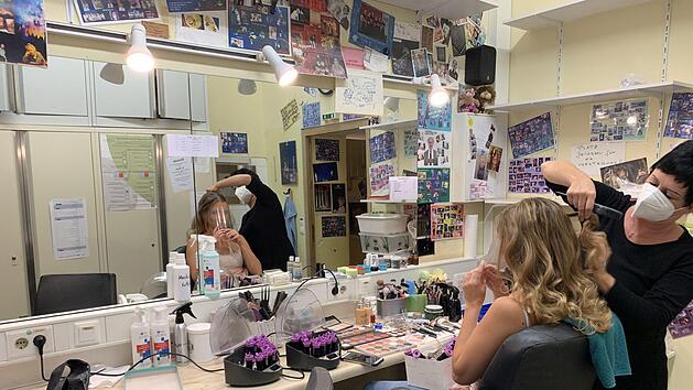 Strikte Maskenpflicht im Landestheater:  Maskenbildnerin Monika Messerschmidt schminkt Marina Schmitz für eine Aufführung der  "Globe Songs".Foto: Carolin Wangemann