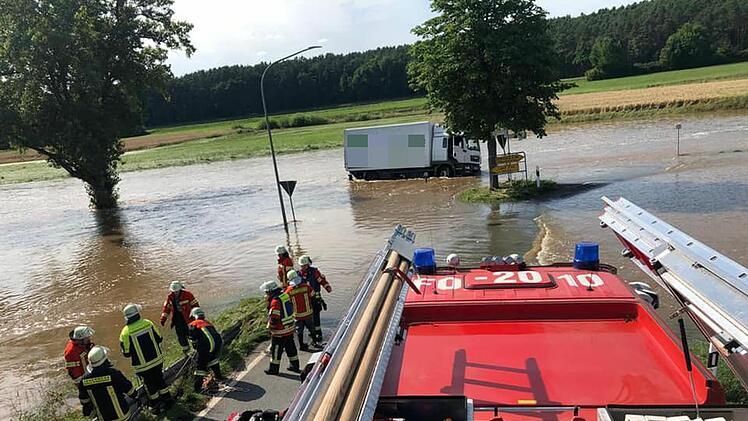 Lkw und Kleintransporter fahren bei Willersdorf ins Hochwasser