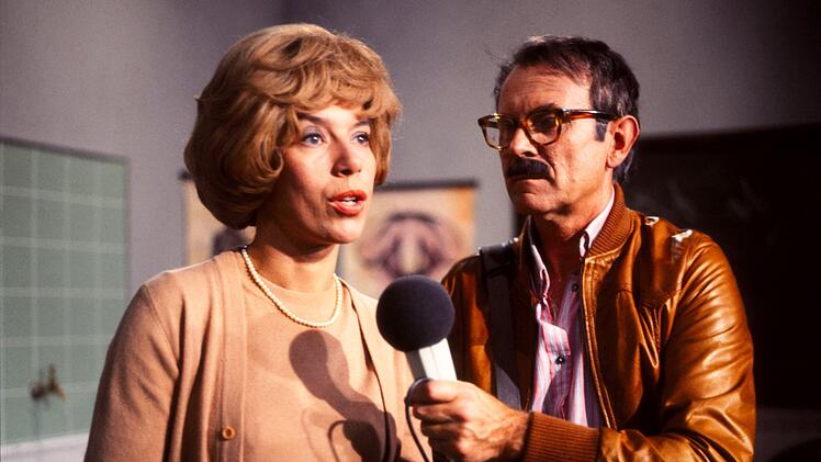 Frau Hoppenstedt (Evelyn Hamann) baut sich neben Hausfrauen- und Mutterpflichten eine berufliche Laufbahn auf, die so einmalig ist, dass sich sogar das Fernsehen daf&uuml;r interessiert - in Gestalt von Loriot.