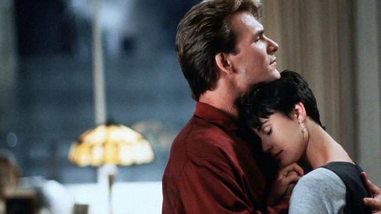 Mit dem romantischen Geisterdrama "Ghost - Nachricht von Sam" (1990) feierte Swayze (Bild, mit Demi Moore) einen weiteren Erfolg, im Surfer-Krimi "Gef&auml;hrliche Brandung" (1991) begeisterte er als Gegenspieler von Keanu Reeves.
