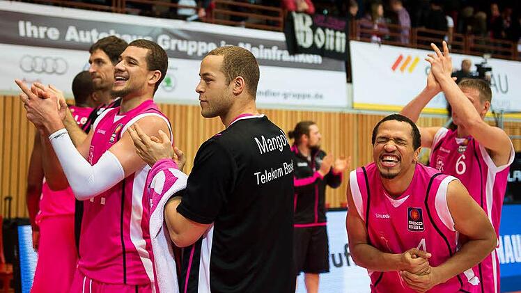 Die Bonner Spieler feiern ihren 74:58-Sieg gegen Würzburg. Foto: Tobias Köpplinger