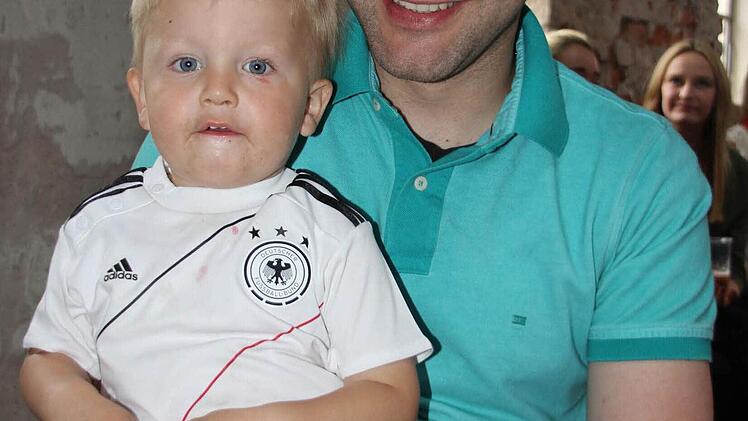 Zwei Fußballfans unter sich: Markus Stöckert mit Sohn Fritz