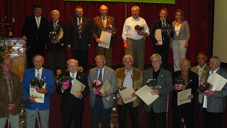 17 Frauen und Männer durften als Lohn für ihr 40-jähriges Engagement die Landesehrennadel in "Gold" entgegennehmen. Unser Bild zeigt die Geehrten im Kreise des Vorstandes und der Ehrengäste.