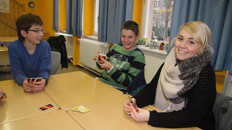 Jessica Bergin ist nicht nur zum Uno-Spielen da, sondern betreut die Kinder der gebundenen Ganztagesschule auch im Unterricht. Foto: Sonja Adam
